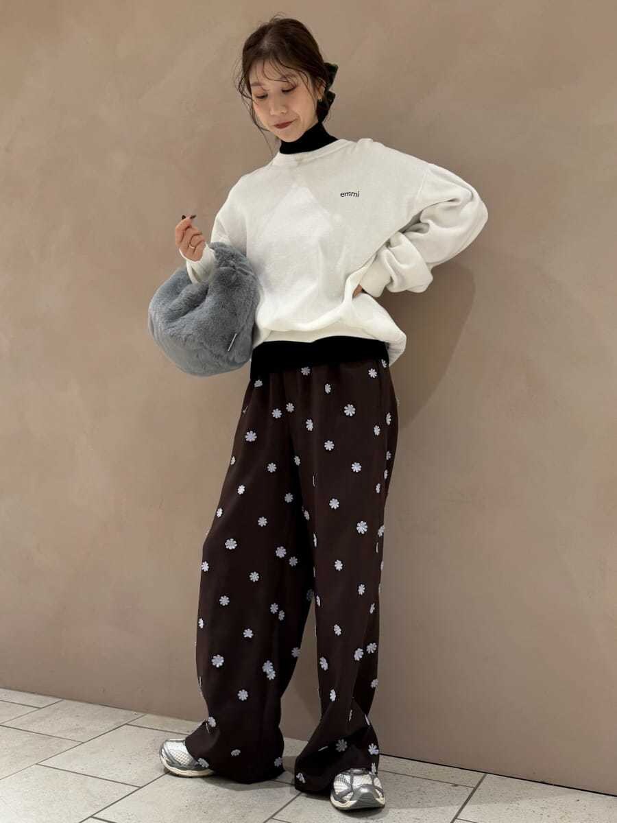 ホワイト系のTシャツ/カットソー、ブラック系のニット/セーター、ブラウン系のその他パンツを着用したレディースの秋コーディネートの2枚目の写真