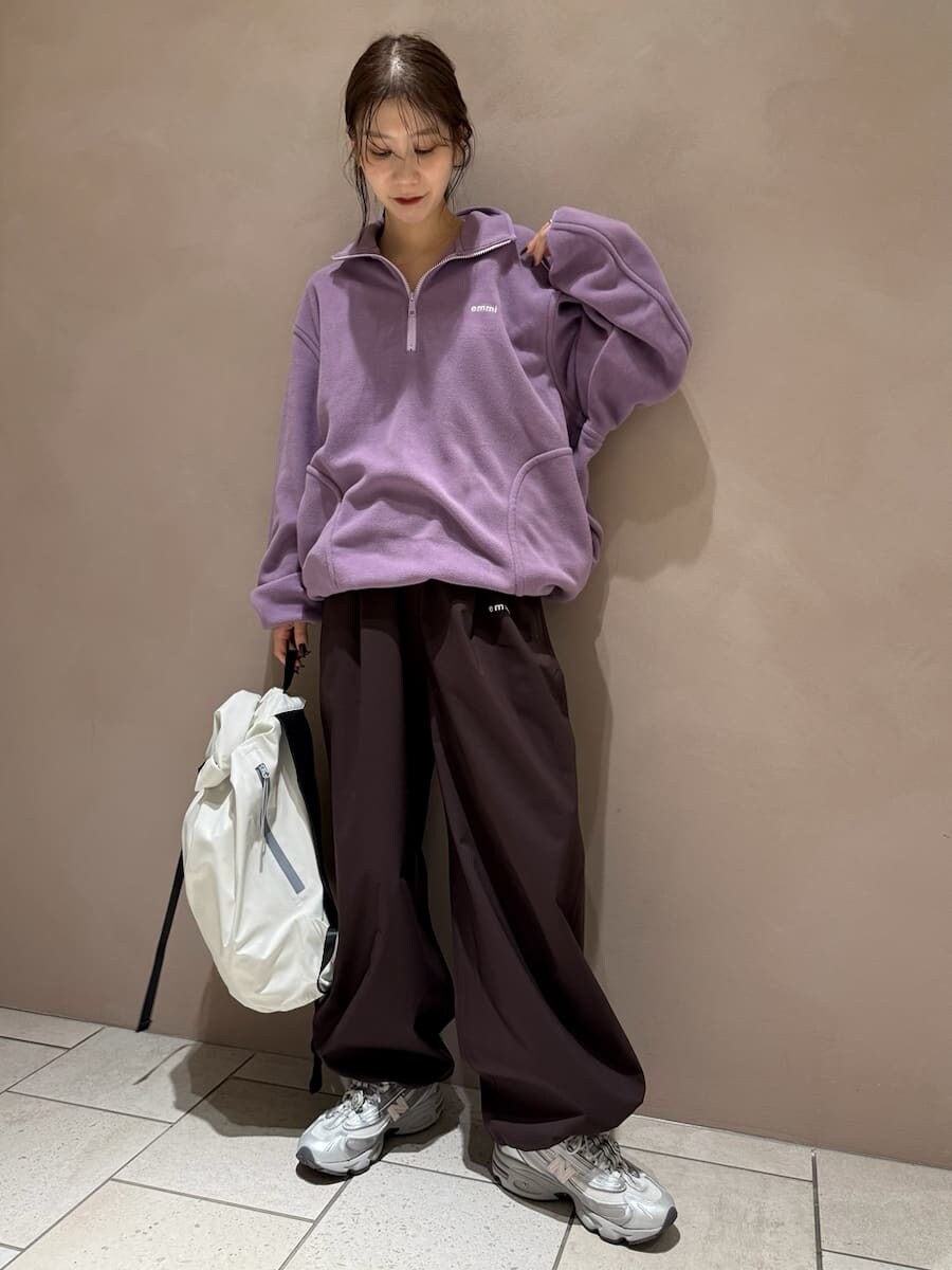 パープル系のスウェット、ブラウン系のその他パンツ、ベージュ系のバックパック/リュックを着用したレディースの秋コーディネートの4枚目の写真