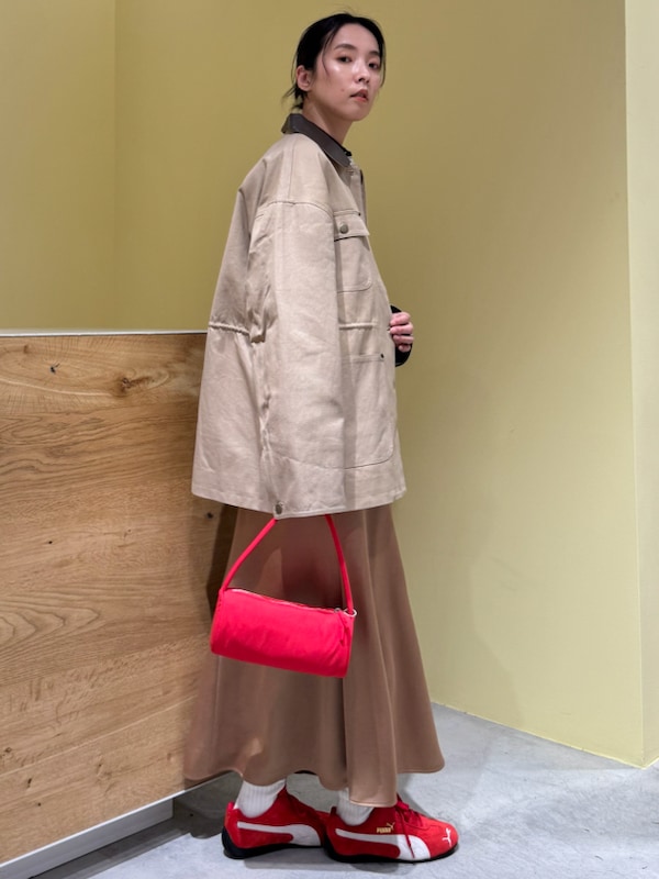 「ベージュ、PUMA、大人カジュアル、バッグ、カットソー、ジャケット、スカート、撥水加工、ウォッシャブル、骨格ナチュラル」｜「emmiのコットンカバーオールジャケット（カバーオール、ベージュ系）」を使った、emmiさん（レディース・165cm）の冬コーディネートの2枚目の写真