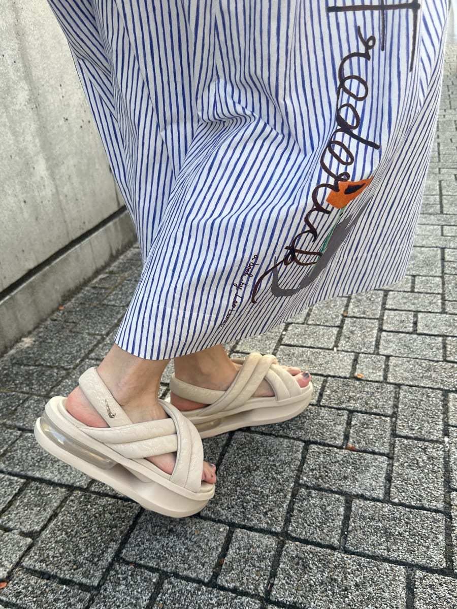 「サンダル、AIR MAX、ベージュ、ホワイト、NIKE、バッグ、ワンピース、シャツ」|「emmiの【emmi×Leo Lionni】 メッシュシャツ(シャツ/ブラウス、ホワイト系)」を使った、emmiさん(レディース・161cm)の夏コーディネートの9枚目の写真