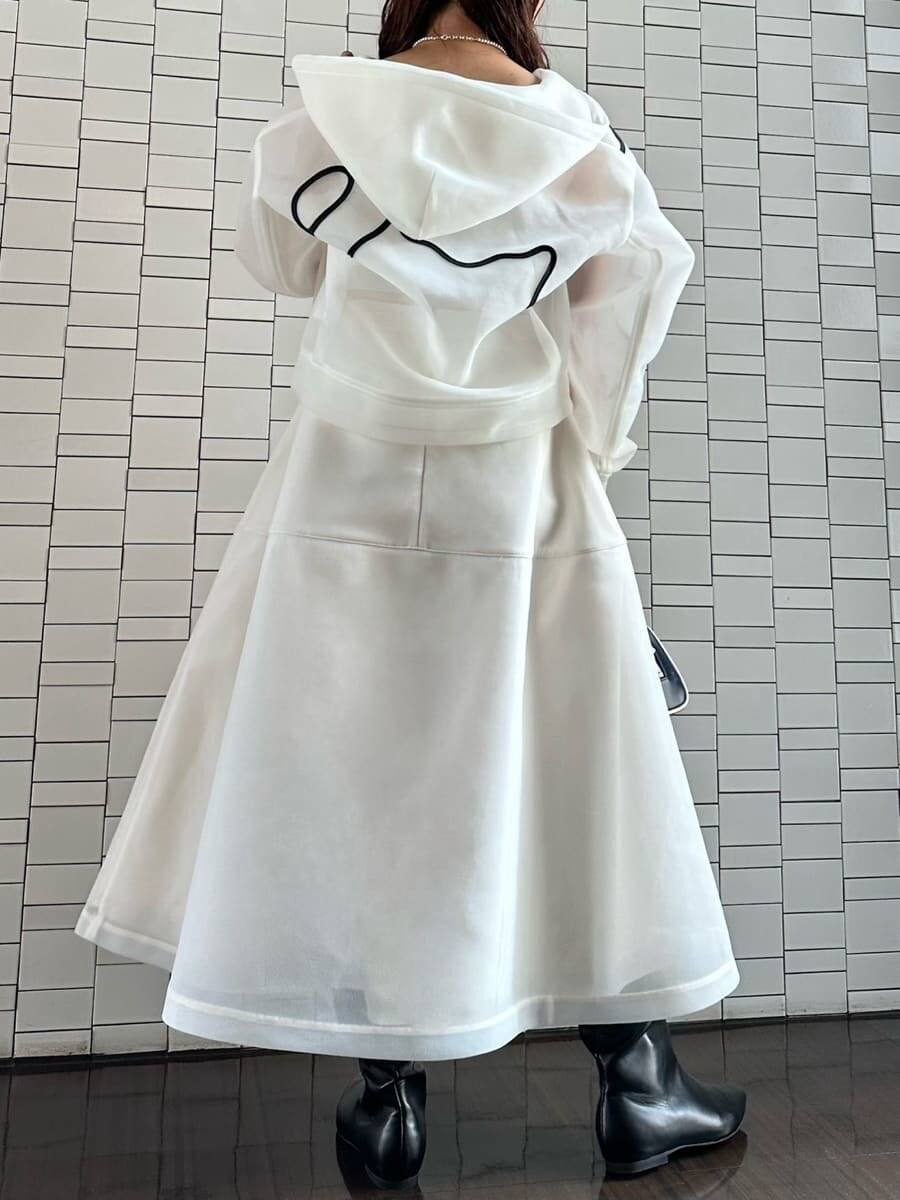 ホワイト系のブルゾン、ホワイト系のTシャツ/カットソー、ホワイト系のスカートを着用したレディースの夏コーディネートの3枚目の写真