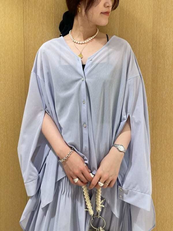 「軽量、サンダル、ブラック、セットアップ、シアー、大人カジュアル、ワンピース、シャツ、ブラウス、スカート、接触冷感、2Way、ウォッシャブル」｜「emmiのシアーボリュームシャツ（シャツ/ブラウス、ブルー系）」を使った、emmiさん（レディース・169cm）の春コーディネートの3枚目の写真