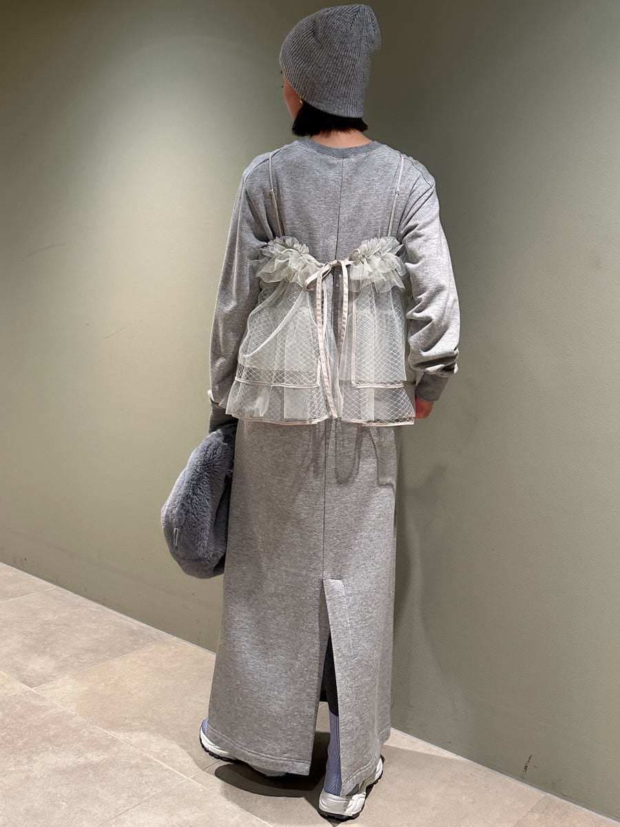 グレー系のワンピース、ブルー系のブーツ、ブルー系のハンドバッグを着用したレディースの秋コーディネートの4枚目の写真