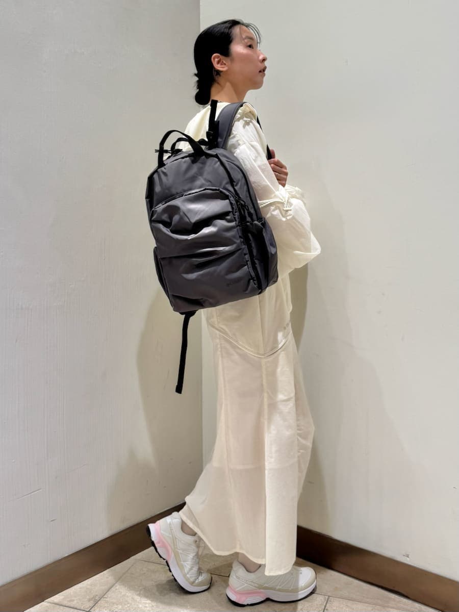 「ホワイト、セットアップ、シアー、大人カジュアル、バッグ、リュック、Tシャツ、スカート、ウォッシャブル、SALOMON、骨格ナチュラル、ブルゾン」|「emmiの【ONLINE限定カラー】ギャザーナイロンブルゾン(ナイロンジャケット、ホワイト系)」を使った、emmiさん(レディース・165cm)の春コーディネートの3枚目の写真