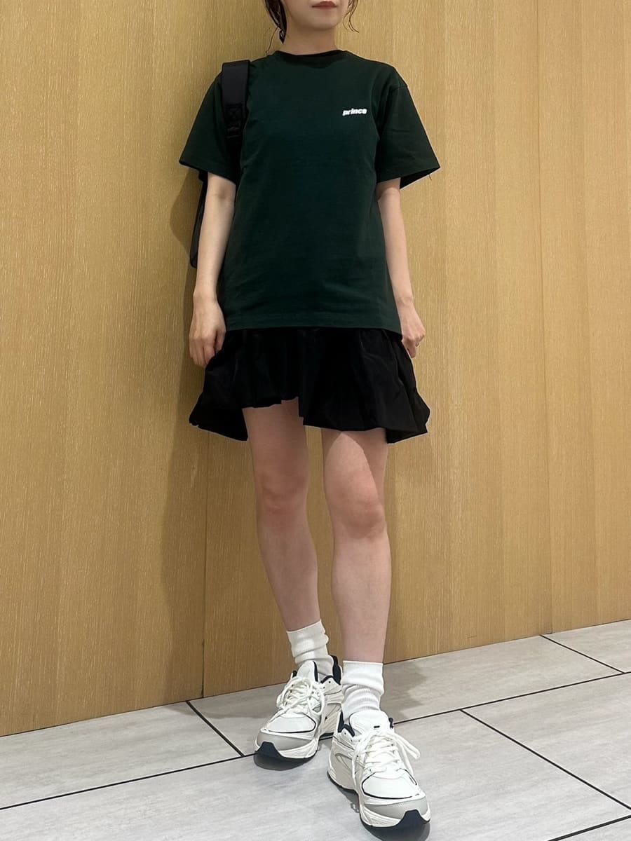 「大人カジュアル、ワンマイルウェア、骨格ナチュラル」｜「emmiの【prince|emmi】グラフィックTシャツ（Tシャツ/カットソー、グリーン系）」を使った、emmiさん（レディース・157cm）の夏コーディネートの4枚目の写真