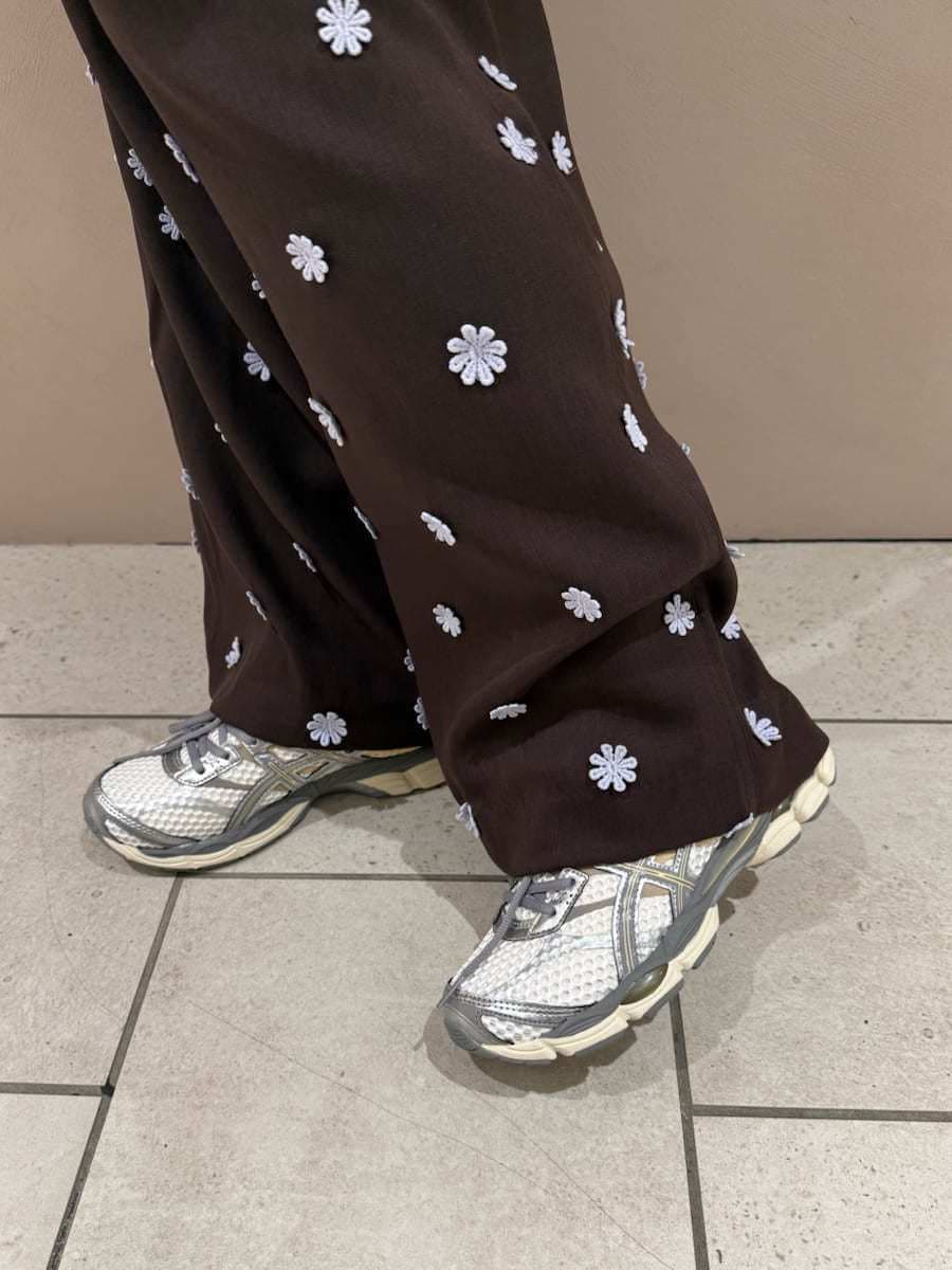 ホワイト系のTシャツ/カットソー、ブラック系のニット/セーター、ブラウン系のその他パンツを着用したレディースの秋コーディネートの10枚目の写真