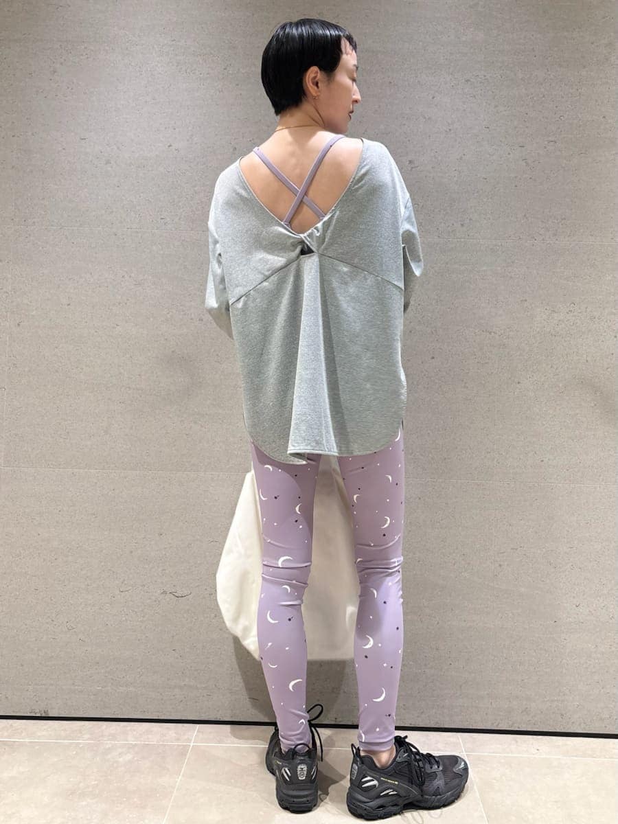 ブラック系のスニーカー、ブラック系のスニーカー、ブラック系のスニーカーを着用したレディースの秋コーディネートの3枚目の写真