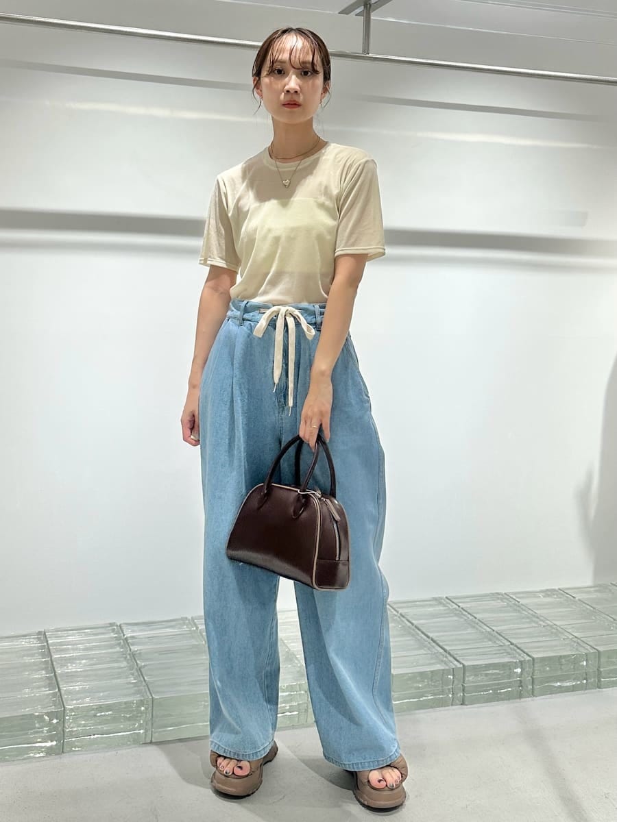 「ブラトップ、ベージュ、シアー、大人カジュアル、バッグ、カットソー、パンツ、ウォッシャブル」｜「emmiのシアーフロッキートップス（Tシャツ/カットソー、ホワイト系）」を使った、emmiさん（レディース・161cm）の夏コーディネートの2枚目の写真