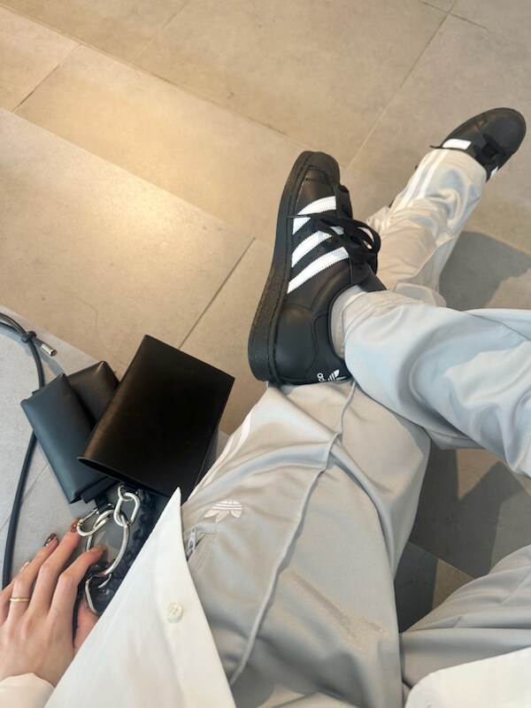 「ブラトップ、ホワイト、ブラック、adidas、ヨガウェア、バッグ、シャツ、パンツ、吸水速乾、ストレッチ、ウォッシャブル、20～24℃コーデ」｜「emmiの【10th】eco emmiロゴボタンダウンシャツ（シャツ/ブラウス、ホワイト系）」を使った、emmiさん（レディース・161cm）の春コーディネートの5枚目の写真