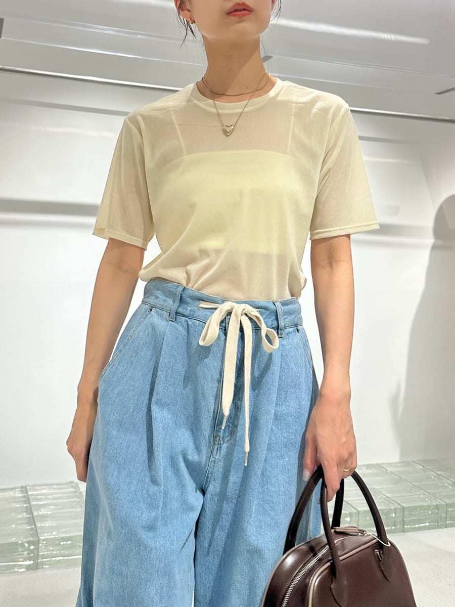 「ブラトップ、ベージュ、シアー、大人カジュアル、バッグ、カットソー、パンツ、ウォッシャブル」｜「emmiのシアーフロッキートップス（Tシャツ/カットソー、ホワイト系）」を使った、emmiさん（レディース・161cm）の夏コーディネートの6枚目の写真