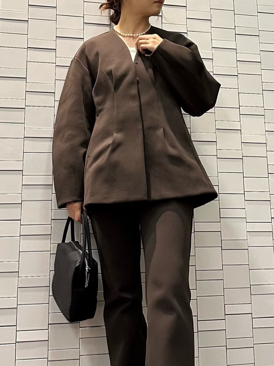 ホワイト系のスニーカー、ホワイト系のスニーカー、ホワイト系のスニーカーを着用したレディースの秋コーディネートの3枚目の写真