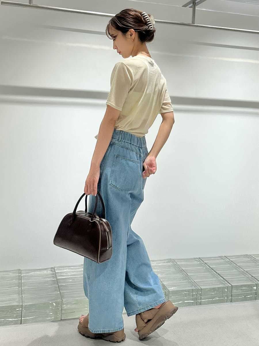 「ブラトップ、ベージュ、シアー、大人カジュアル、バッグ、カットソー、パンツ、ウォッシャブル」｜「emmiのシアーフロッキートップス（Tシャツ/カットソー、ホワイト系）」を使った、emmiさん（レディース・161cm）の夏コーディネートの4枚目の写真