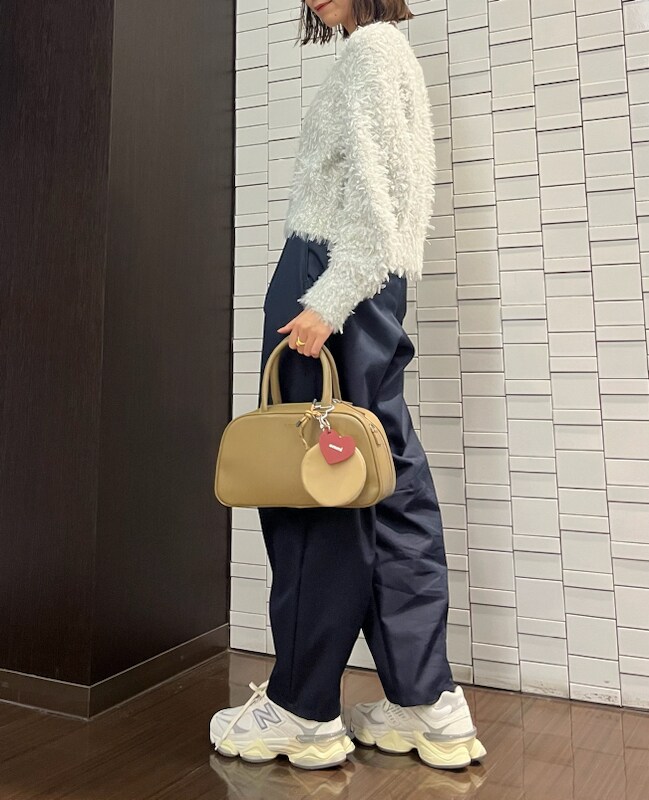 「New Balance、ホワイト、大人カジュアル、パンツ、ウォッシャブル、ニット」｜「emmiのチュール×シャギーニットプルオーバー（ニット/セーター、グリーン系）」を使った、emmiさん（レディース・159cm）の冬コーディネートの4枚目の写真