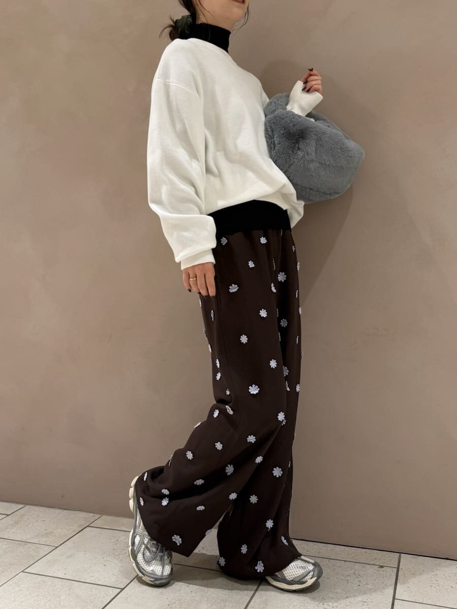 ホワイト系のTシャツ/カットソー、ブラック系のニット/セーター、ブラウン系のその他パンツを着用したレディースの秋コーディネートの7枚目の写真