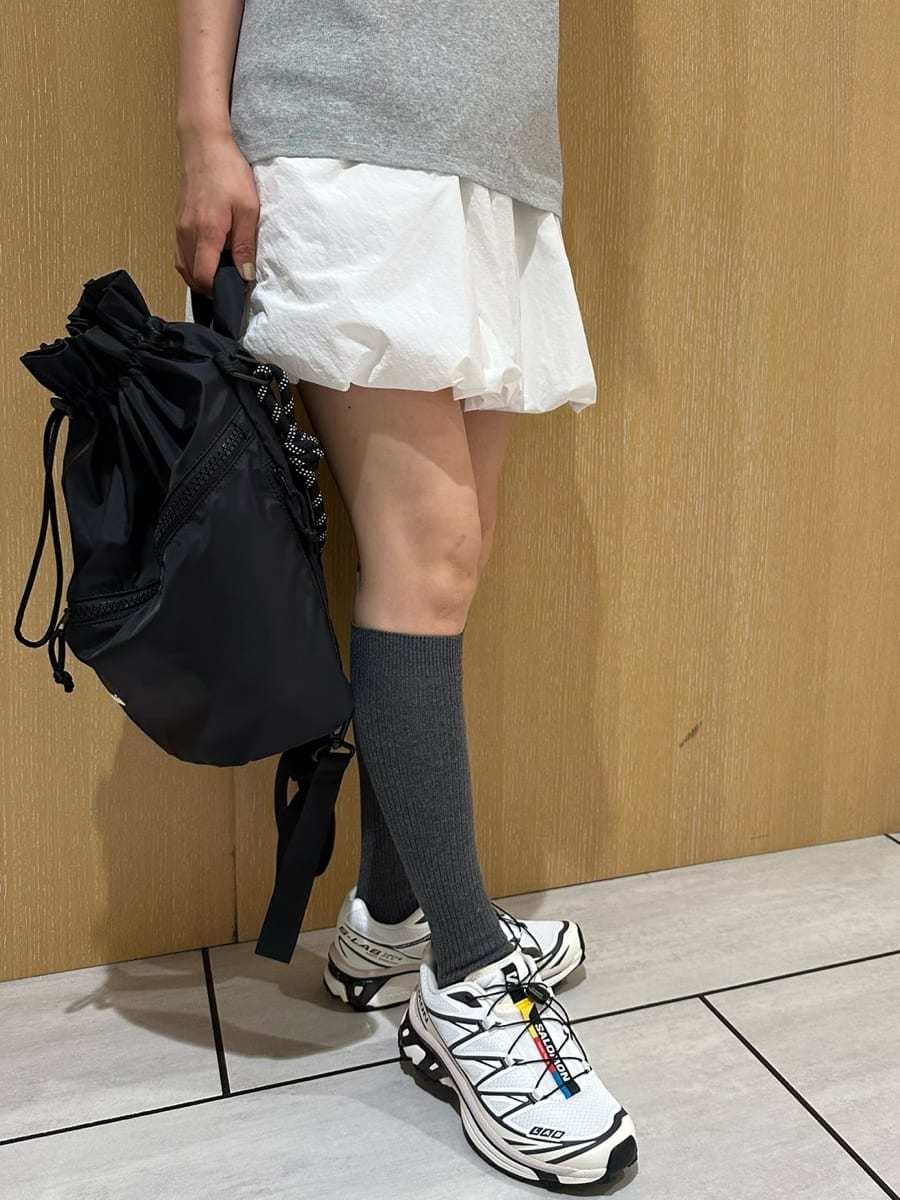 「大人カジュアル、SALOMON、骨格ナチュラル」|「emmiのemmiロゴニットポロトップス(ポロシャツ、グレー系)」を使った、emmiさん(レディース・157cm)の夏コーディネートの4枚目の写真
