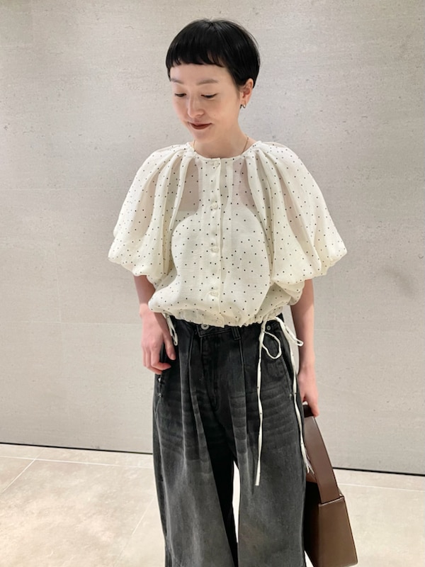 「ベージュ、ブラック、シアー、大人カジュアル、NIKE、バッグ、カットソー、パンツ、ウォッシャブル」｜「emmiのフロッキードット2wayブラウス（シャツ/ブラウス、ホワイト系）」を使った、emmiさん（レディース・153cm）の冬コーディネートの3枚目の写真