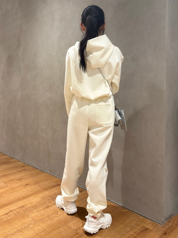 「セットアップ、SETアイテム、NIKE、UVカット、ウォッシャブル」|「emmiの【IPSA/emmi】ダンボールフーディートップス(パーカー、イエロー系)」を使った、emmiさん(レディース・161cm)の冬コーディネートの3枚目の写真
