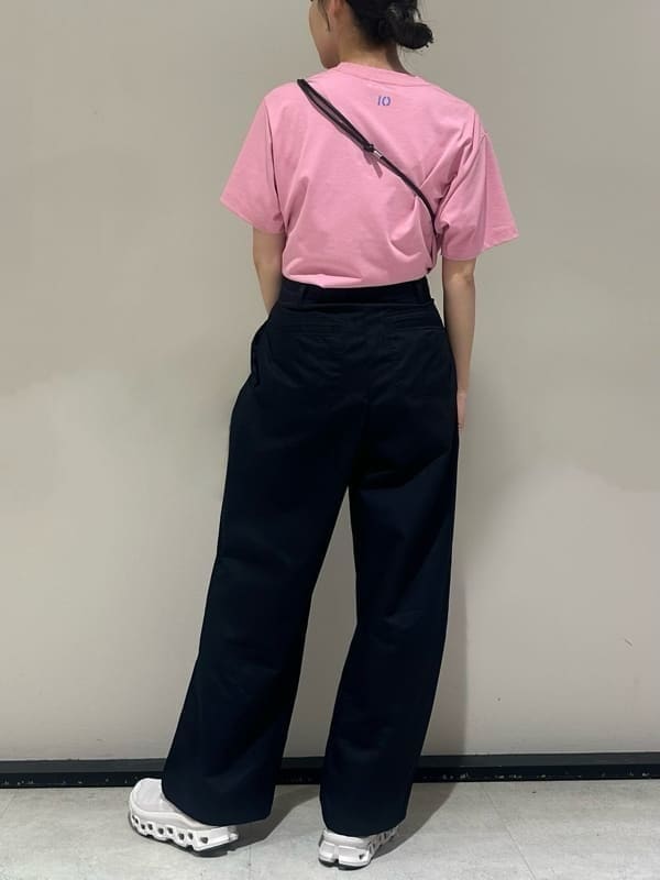 「大人カジュアル、Tシャツ、パンツ、骨格ナチュラル」｜「emmiの【10th】【ONLINE限定カラー】eco emmiロゴTシャツ（Tシャツ/カットソー、ピンク系）」を使った、emmiさん（レディース・156cm）の春コーディネートの2枚目の写真