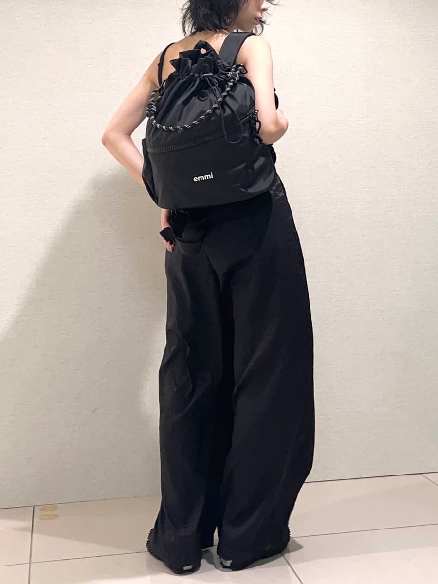 「ブラック、PUMA、大人カジュアル、リュック、パンツ、骨格ナチュラル」｜「emmiのかぎ針ハンドニットビスチェ（その他トップス、ブラック系）」を使った、emmiさん（メンズ・155cm）の夏コーディネートの2枚目の写真