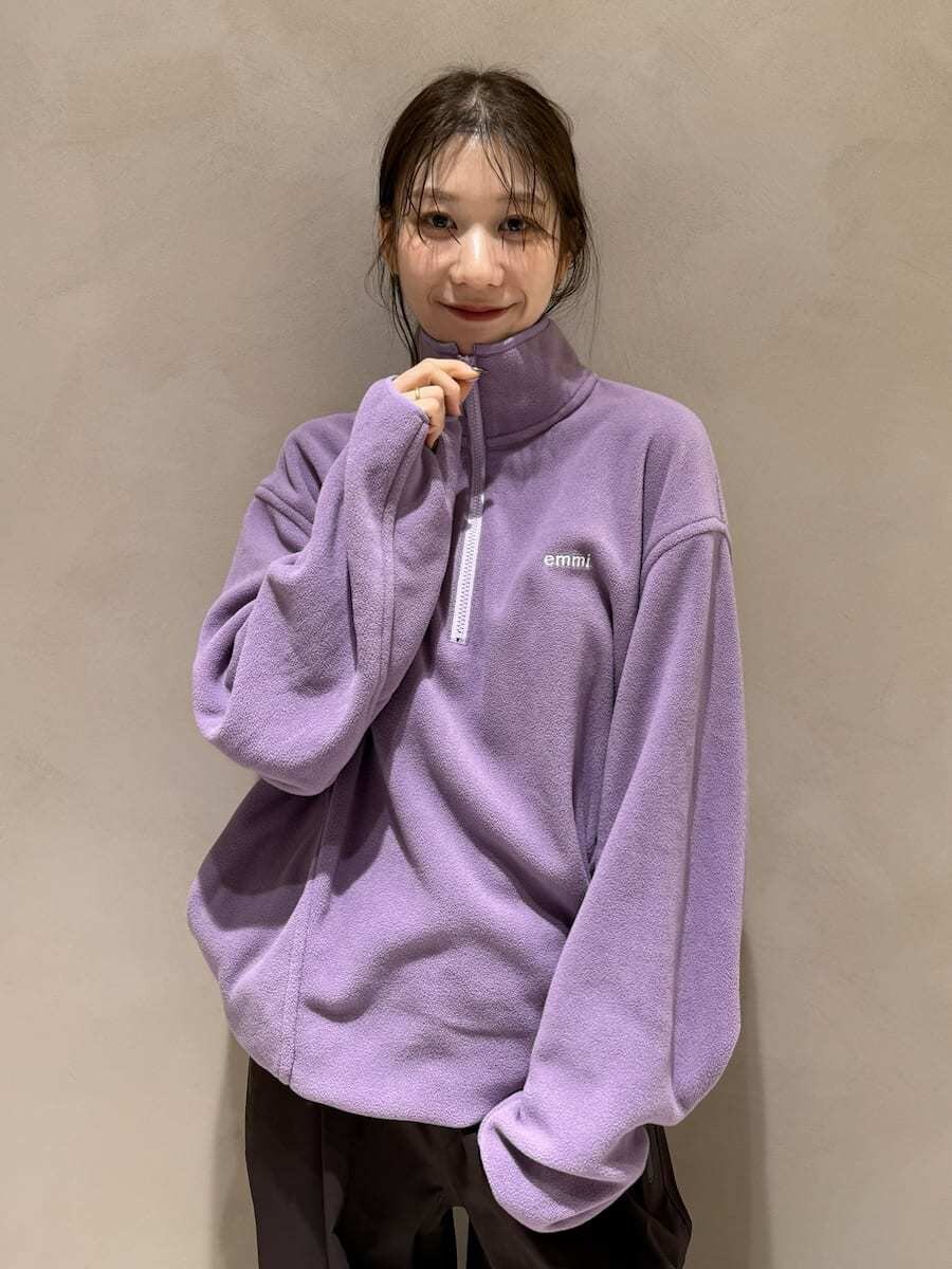 パープル系のスウェット、ブラウン系のその他パンツ、ベージュ系のバックパック/リュックを着用したレディースの秋コーディネートの9枚目の写真