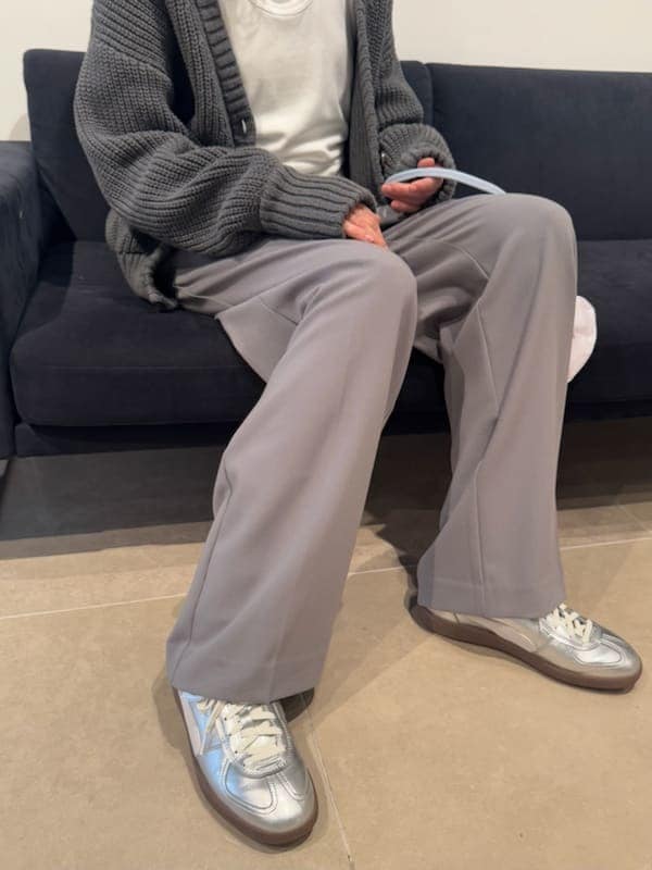 「PUMA、SETアイテム、大人カジュアル、バッグ、Tシャツ、パンツ、ウォッシャブル、ニット、骨格ナチュラル」|「emmiのホルターネックレイヤードカットトップス(Tシャツ/カットソー、ホワイト系)」を使った、emmiさん(レディース・165cm)の春コーディネートの10枚目の写真