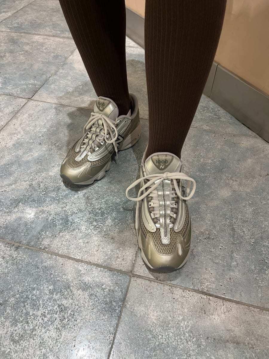 「New Balance、ベージュ、リュック、カットソー、スカート、骨格ウェーブ」｜「emmiの【prince|emmi】パイルポロトップス（Tシャツ/カットソー、ホワイト系）」を使った、emmiさん（レディース・163cm）の夏コーディネートの4枚目の写真