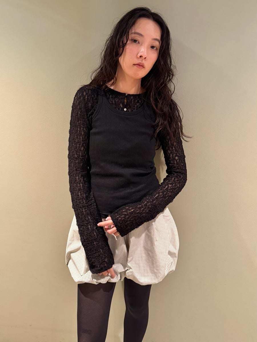 ブルー系のスニーカー、ブルー系のスニーカー、ブルー系のスニーカーを着用したレディースの春コーディネートの6枚目の写真