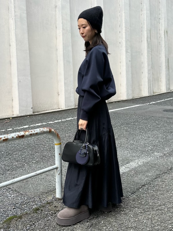 「ブラック、セットアップ、UGG、大人カジュアル、バッグ、スカート、骨格ウェーブ」｜「emmiの【NEW YEAR’S SPECIAL ITEM】ラグラントップス×ボリュームスカートセット（ワンピース、ブルー系）」を使った、emmiさん（レディース・160cm）の冬コーディネートの2枚目の写真