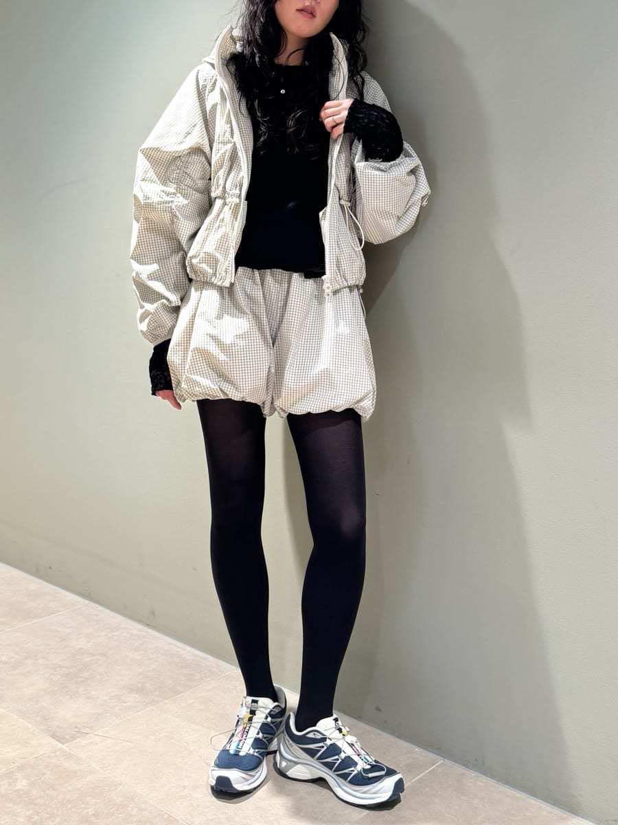 ブルー系のスニーカー、ブルー系のスニーカー、ブルー系のスニーカーを着用したレディースの春コーディネートの3枚目の写真