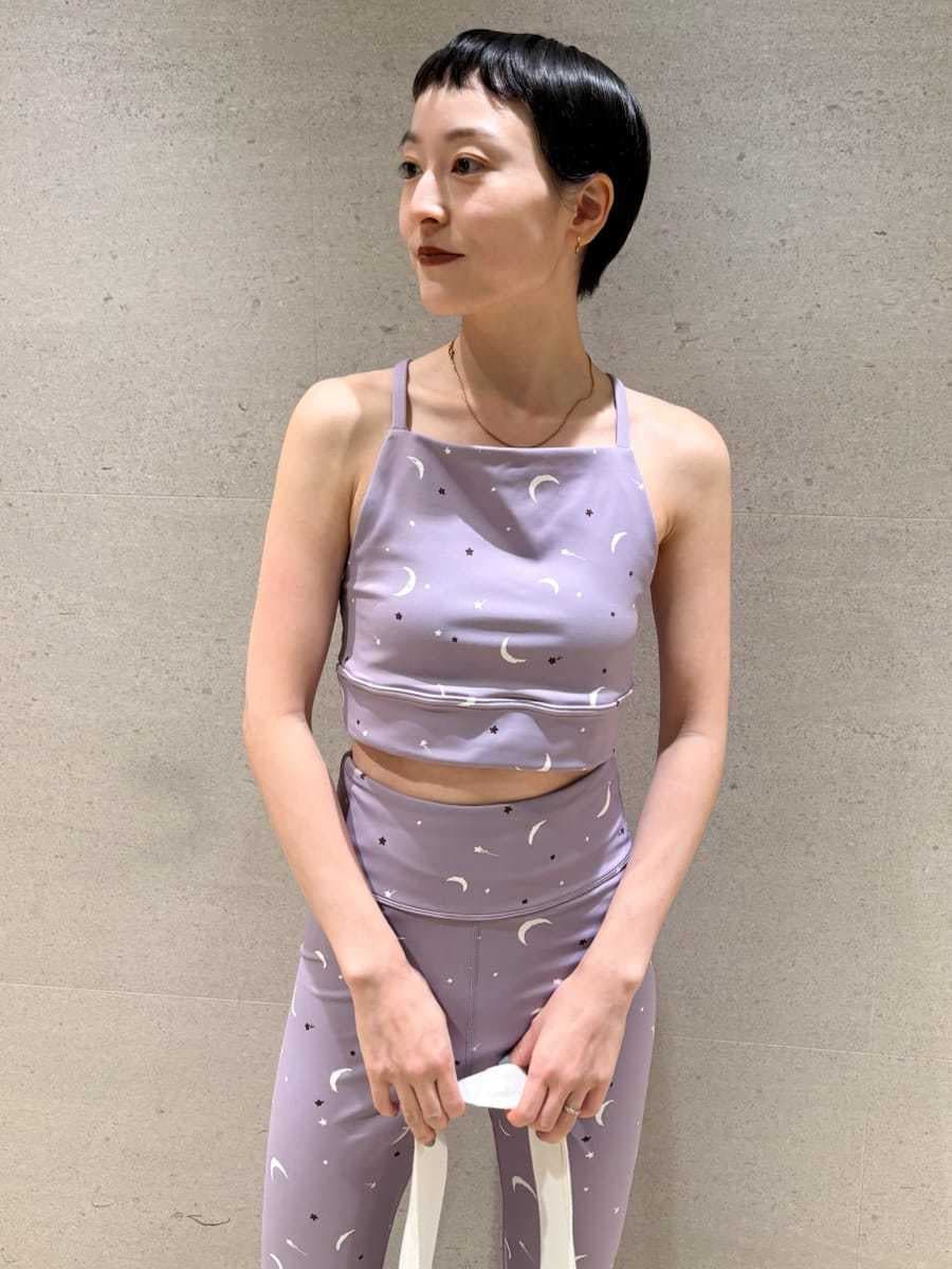 ブラック系のスニーカー、ブラック系のスニーカー、ブラック系のスニーカーを着用したレディースの秋コーディネートの4枚目の写真