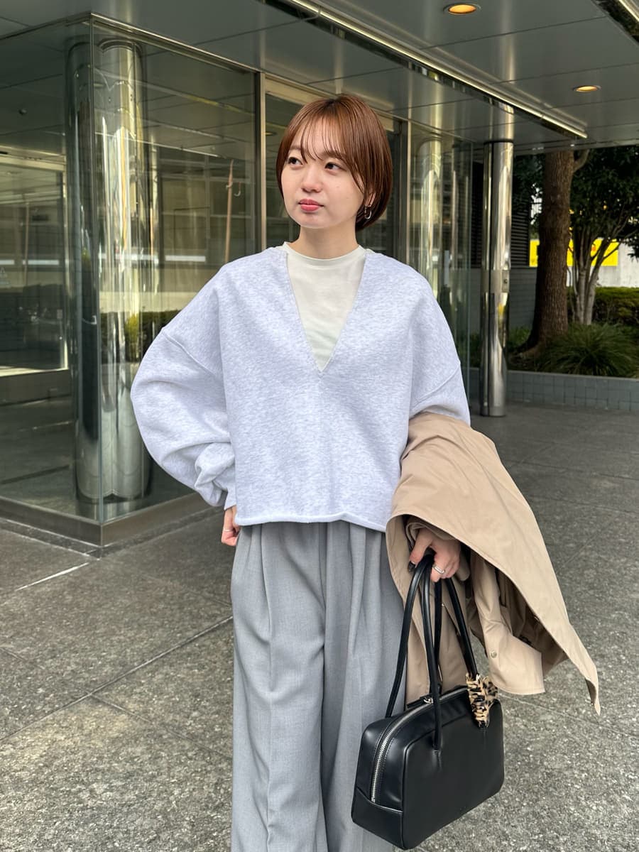 ブルー系のスニーカー、ブルー系のスニーカー、ブルー系のスニーカーを着用したレディースの冬コーディネートの6枚目の写真