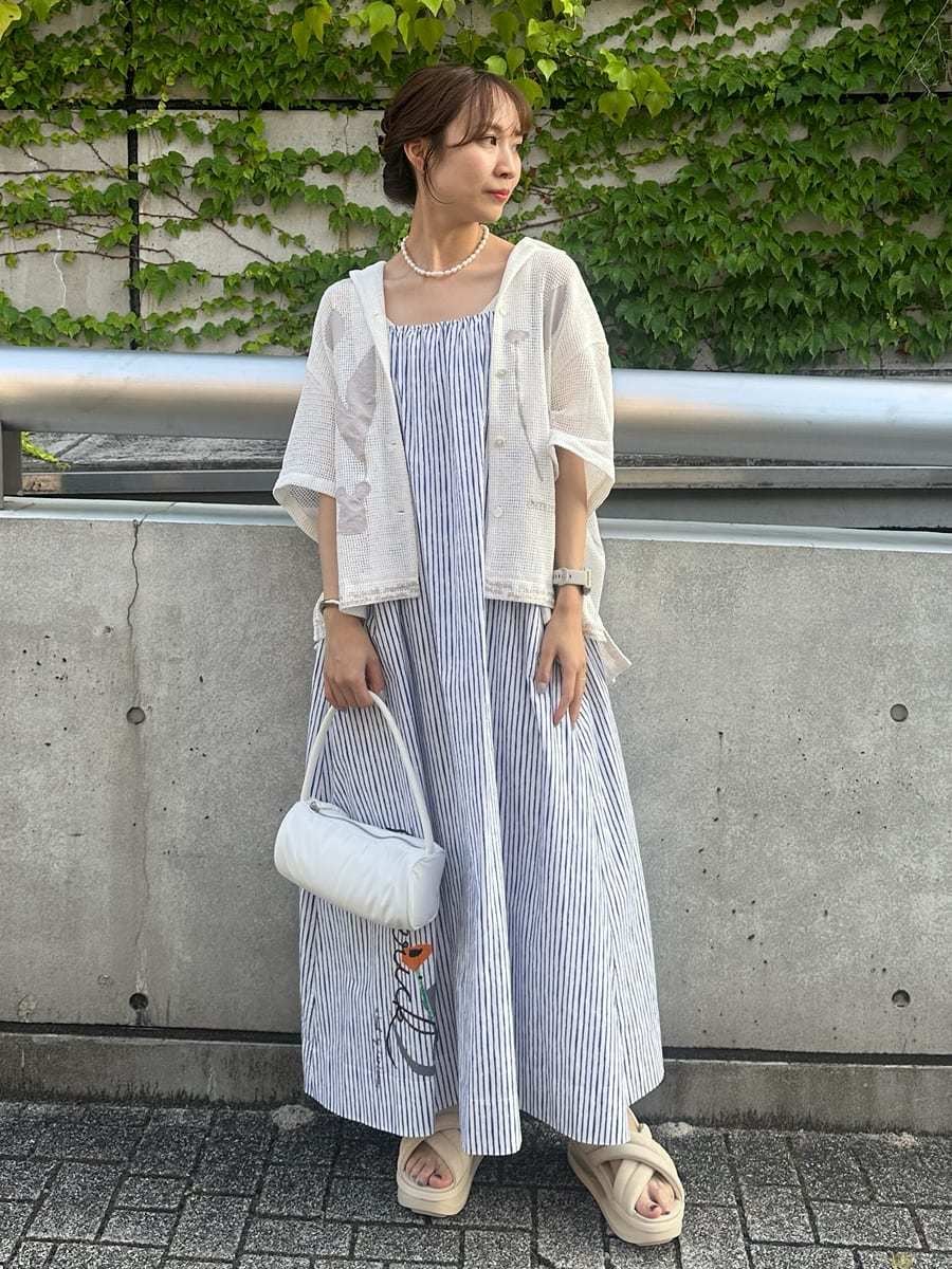 「サンダル、AIR MAX、ベージュ、ホワイト、NIKE、バッグ、ワンピース、シャツ」|「emmiの【emmi×Leo Lionni】 メッシュシャツ(シャツ/ブラウス、ホワイト系)」を使った、emmiさん(レディース・161cm)の夏コーディネートの5枚目の写真