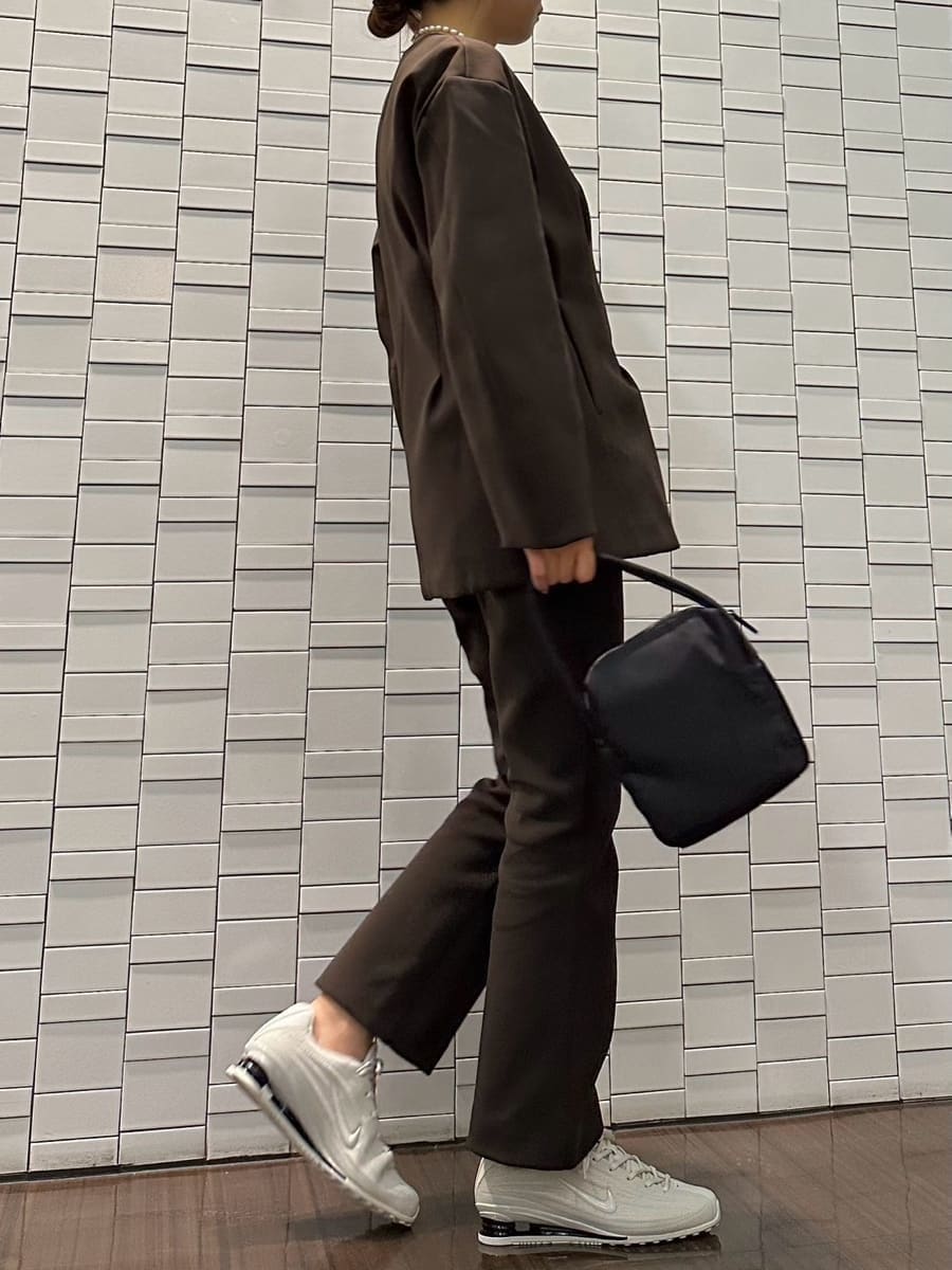 ホワイト系のスニーカー、ホワイト系のスニーカー、ホワイト系のスニーカーを着用したレディースの秋コーディネートの2枚目の写真