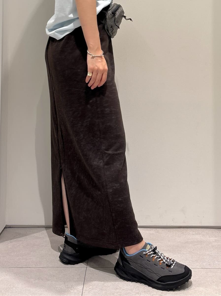 ブルー系のTシャツ/カットソーを着用したレディースの夏コーディネートの5枚目の写真