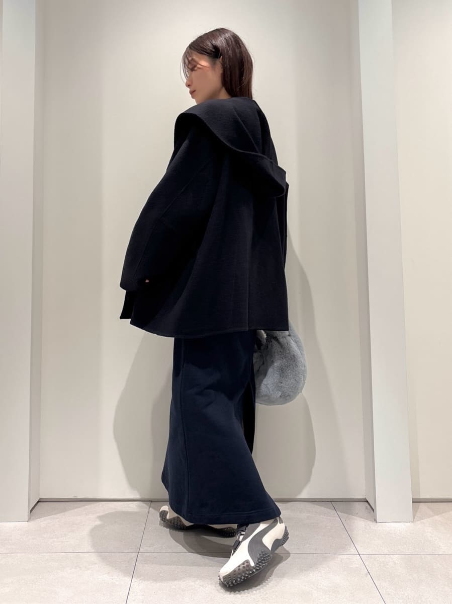 ブルー系のダッフルコート、ブルー系のワンピース、ブルー系のハンドバッグを着用したレディースの冬コーディネートの3枚目の写真