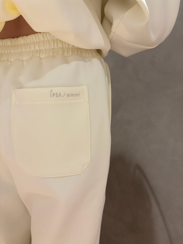 「セットアップ、SETアイテム、NIKE、UVカット、ウォッシャブル」|「emmiの【IPSA/emmi】ダンボールフーディートップス(パーカー、イエロー系)」を使った、emmiさん(レディース・161cm)の冬コーディネートの5枚目の写真