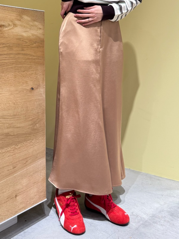 「ベージュ、PUMA、大人カジュアル、バッグ、カットソー、ジャケット、スカート、撥水加工、ウォッシャブル、骨格ナチュラル」｜「emmiのコットンカバーオールジャケット（カバーオール、ベージュ系）」を使った、emmiさん（レディース・165cm）の冬コーディネートの6枚目の写真