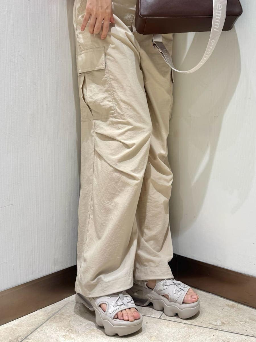 「ブラトップ、サンダル、AIR MAX、ベージュ、シアー、大人カジュアル、NIKE、カーディガン、パンツ、ウォッシャブル、骨格ナチュラル」｜「emmiのリネン混シアーニットカーディガン（カーディガン/ボレロ、オレンジ系）」を使った、emmiさん（レディース・165cm）の春コーディネートの8枚目の写真