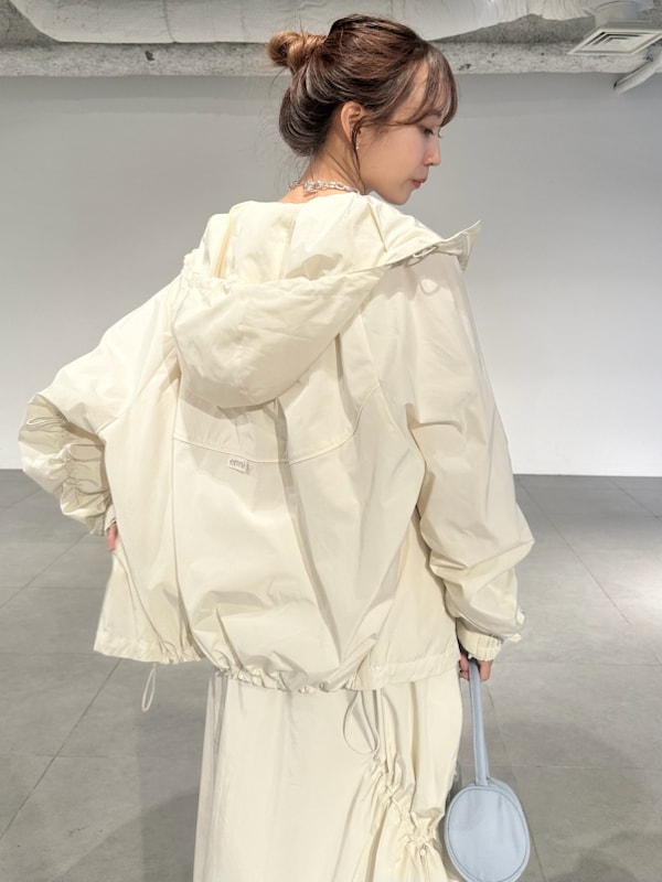 「ベージュ、ホワイト、adidas、セットアップ、大人カジュアル、バッグ、ワンピース、防シワ、ウォッシャブル、20~24℃コーデ、ブルゾン」|「emmiのギャザーフォルムブルゾン(ナイロンジャケット、ホワイト系)」を使った、emmiさん(レディース・161cm)の春コーディネートの8枚目の写真