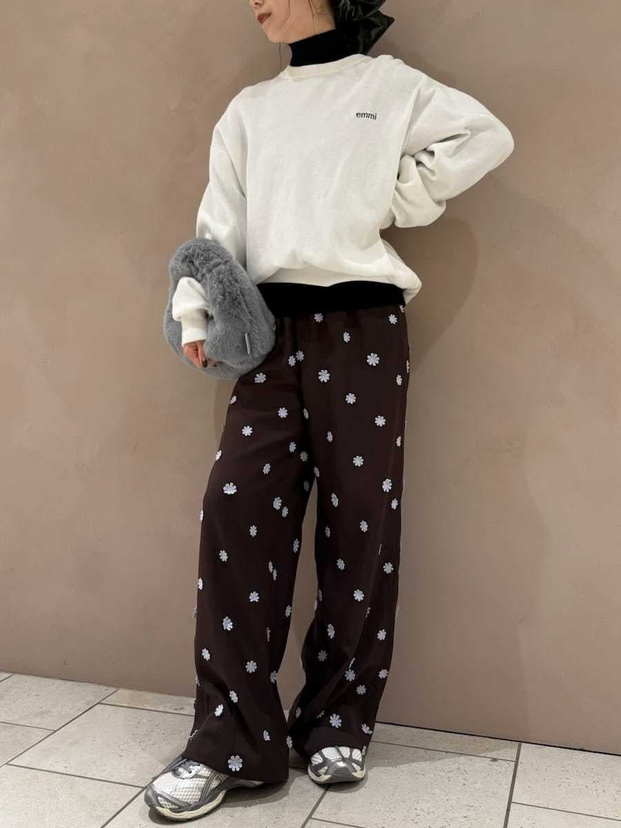 ホワイト系のTシャツ/カットソー、ブラック系のニット/セーター、ブラウン系のその他パンツを着用したレディースの秋コーディネートの6枚目の写真