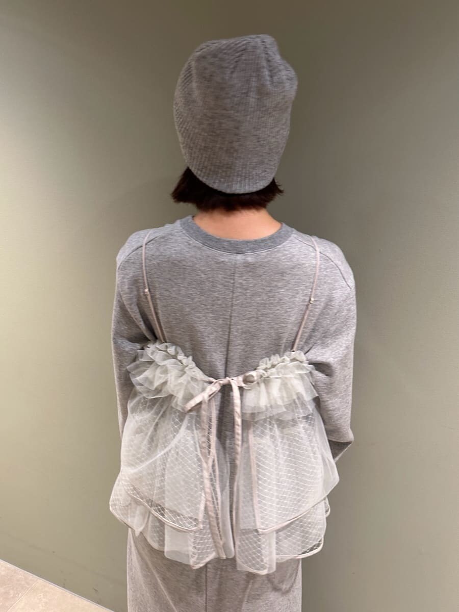 グレー系のワンピース、ブルー系のブーツ、ブルー系のハンドバッグを着用したレディースの秋コーディネートの5枚目の写真