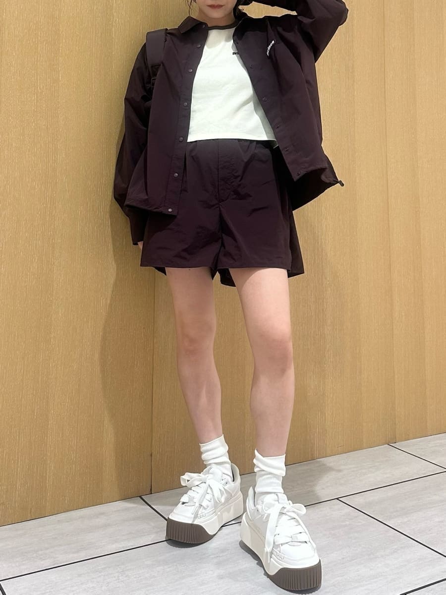 「UGG、大人カジュアル、ワンマイルウェア、骨格ナチュラル」｜「emmiの【prince|emmi】コンパクトリンガーTシャツ（Tシャツ/カットソー、ベージュ系）」を使った、emmiさん（レディース・157cm）の夏コーディネートの3枚目の写真