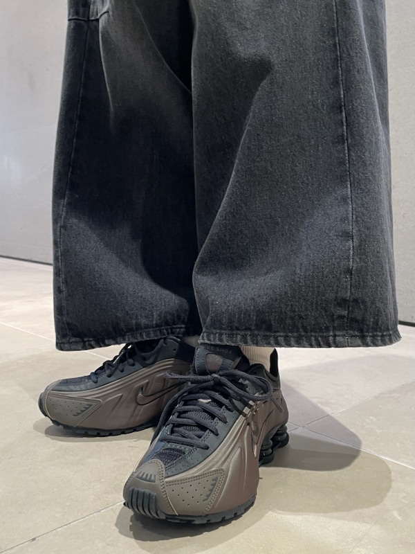 「ベージュ、ブラック、シアー、大人カジュアル、NIKE、バッグ、カットソー、パンツ、ウォッシャブル」｜「emmiのフロッキードット2wayブラウス（シャツ/ブラウス、ホワイト系）」を使った、emmiさん（レディース・153cm）の冬コーディネートの5枚目の写真