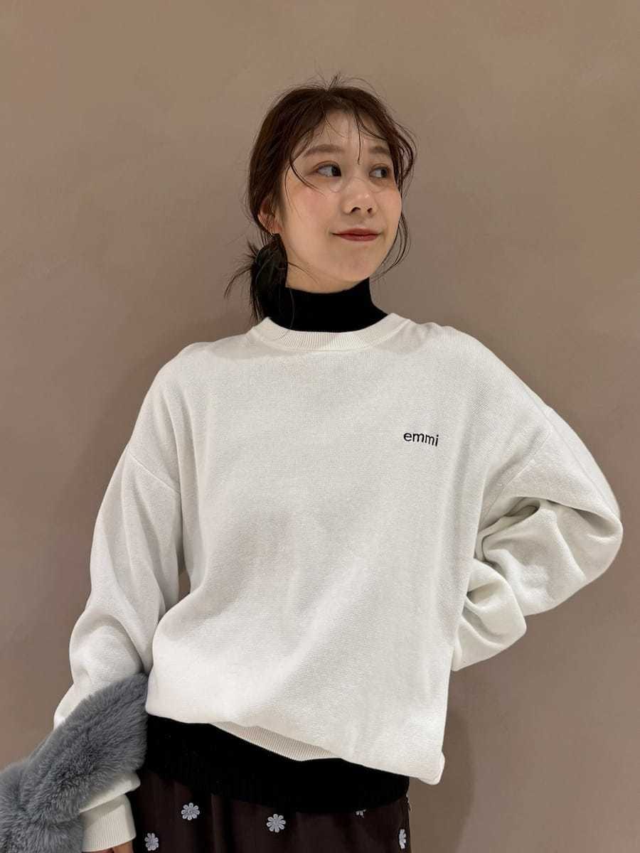 ホワイト系のTシャツ/カットソー、ブラック系のニット/セーター、ブラウン系のその他パンツを着用したレディースの秋コーディネートの9枚目の写真