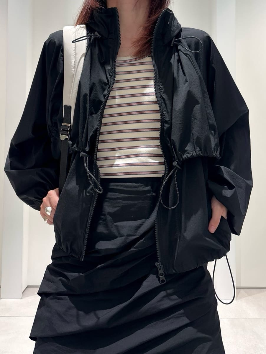 ブルー系のスニーカー、ブルー系のスニーカー、ブルー系のスニーカーを着用したレディースの春コーディネートの5枚目の写真