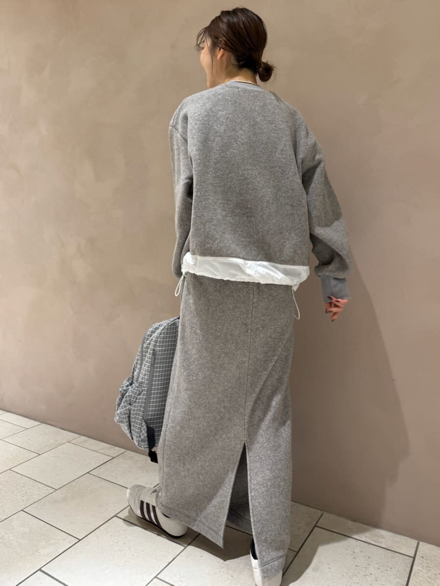 グレー系のワンピース、ホワイト系のダウンジャケット/コート、グレー系のバックパック/リュックを着用したレディースの秋コーディネートの7枚目の写真