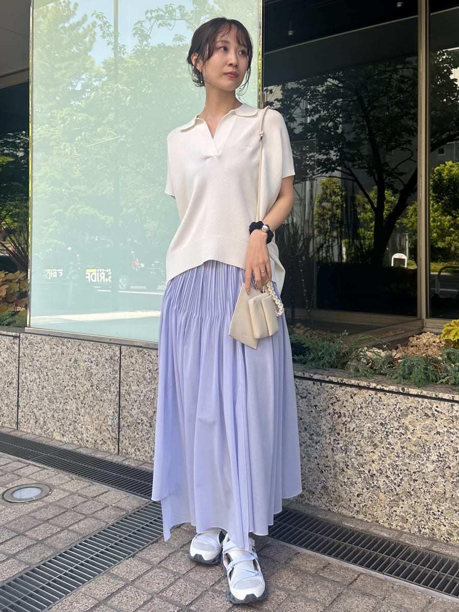 「ホワイト、大人カジュアル、スカート、ニット、骨格ナチュラル」｜「emmiのニットポロトップス（ニット/セーター、ホワイト系）」を使った、emmiさん（レディース・161cm）の春コーディネートの2枚目の写真