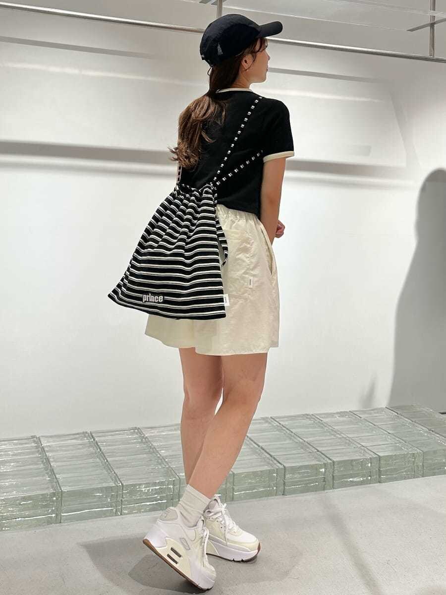 「AIR MAX、ブラック、NIKE、バッグ、Tシャツ、カットソー、パンツ、ウォッシャブル」｜「emmiの【prince|emmi】コンパクトリンガーTシャツ（Tシャツ/カットソー、ブラック系）」を使った、emmiさん（レディース・161cm）の夏コーディネートの6枚目の写真