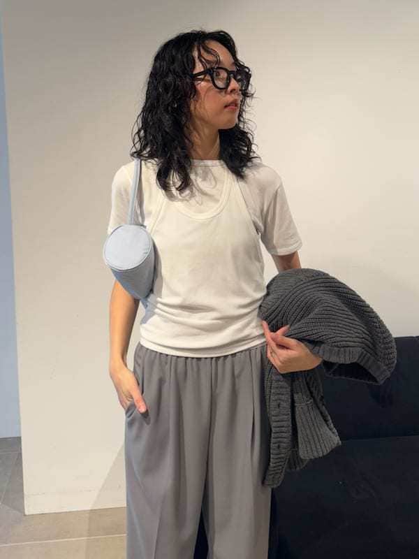 「PUMA、SETアイテム、大人カジュアル、バッグ、Tシャツ、パンツ、ウォッシャブル、ニット、骨格ナチュラル」|「emmiのホルターネックレイヤードカットトップス(Tシャツ/カットソー、ホワイト系)」を使った、emmiさん(レディース・165cm)の春コーディネートの8枚目の写真