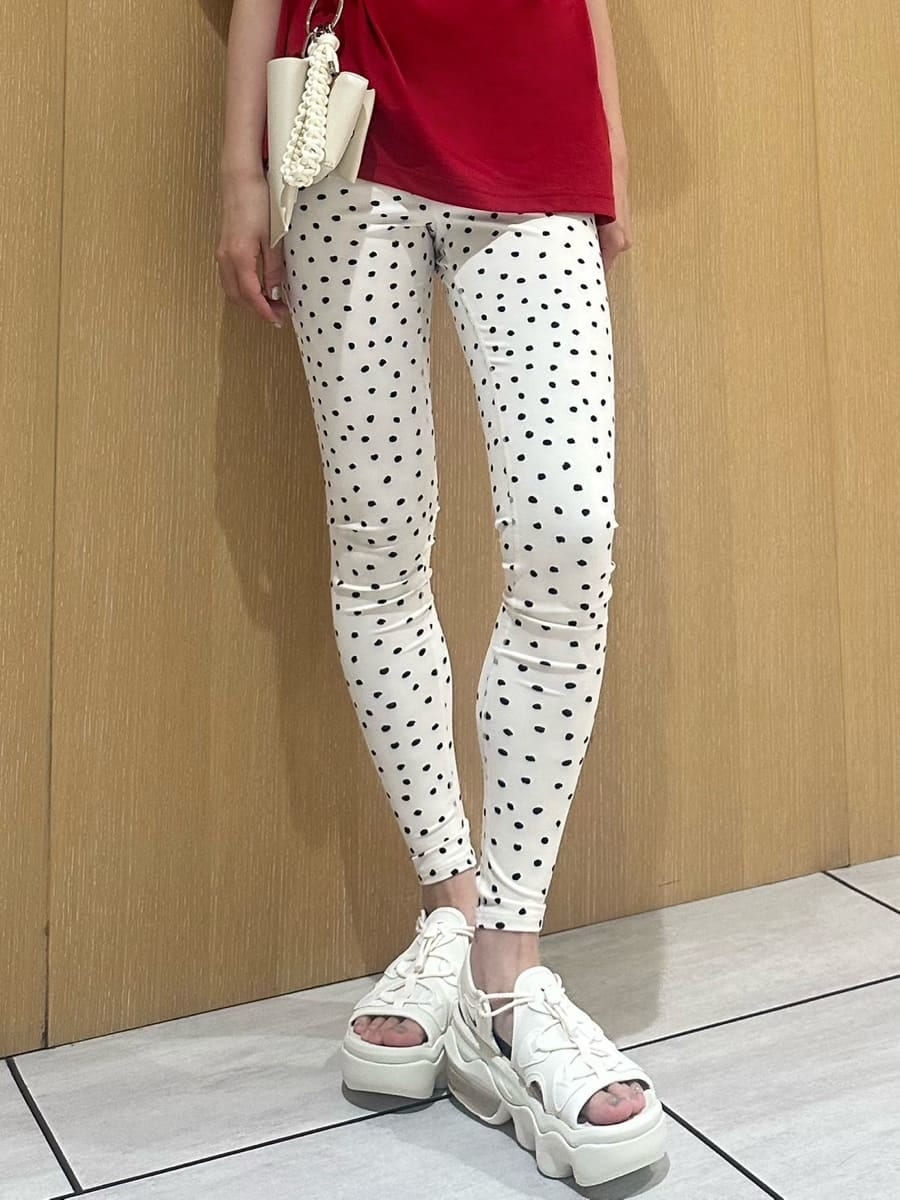 「大人カジュアル、ワンマイルウェア、ヨガウェア、NIKE、骨格ナチュラル」｜「emmiの【10th】【ONLINE限定カラー】eco emmiロゴTシャツ（Tシャツ/カットソー、レッド系）」を使った、emmiさん（レディース・157cm）の春コーディネートの5枚目の写真